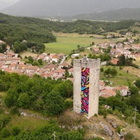 Borgorose, che ci fa un graffito moderno sulla torre medievale di Torano?