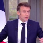 Macron e l'orologio da 80mila euro: il presidente parla di sacrifici in tv e se lo sfila di nascosto