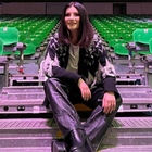Laura Pausini, la fan (al suo concerto) chiede una canzone per l'ex ragazzo ma lei sbotta: «Ma che se ne vada a fan*ulo»