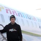 Fedez in aeroporto con il suo jet "Paranoia Airlines"