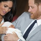 Royal baby, la prima foto. Mamma Meghan Markle e papà Harry lo presentano al mondo