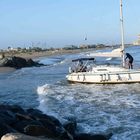 Le foto dell'insabbiamento di una barca sulla spiaggia di Fiumicino (Foto di Umberto Serenelli)