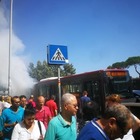 Roma, bus Atac in fiamme: paura in via di Portonaccio