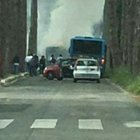 Un altro autobus in fiamme nel pomeriggio