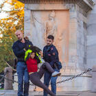 Ultima generazione, blitz a Milano: vernice arancione sull'Arco della Pace, sette attivisti indagati