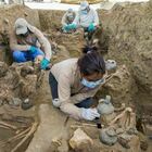Fossa comune precolombiana scoperta in Perù: i resti di 25 persone con vasi di ceramica e oggetti domestici