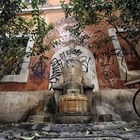 Roma, sfregio a Trastevere: la fontana della Botte imbrattata dai writer (foto Paolo Caprioli/Ag.Toiati)