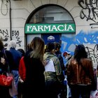 Roma, tamponi introvabili, doppi turni in farmacia e prenotazioni esaurite: caccia all’ultimo test prima di Natale