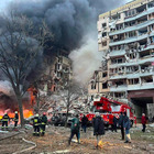 Ucraina, nuovo raid russo: esplosioni a Kiev, a Dnipro colpito un condominio. Almeno 20 morti, tra questi una 15enne
