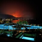 Incendio a Corfù, evacuati 17 villaggi: turisti in spiaggia salvati dai vigili del fuoco