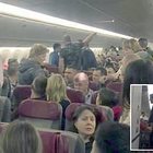 Paura sull'aereo a Mosca, passeggero ubriaco tenta di aprire il portellone: impacchettato con il domopak