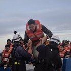 Migranti, nuovo allarme: due imbarcazioni alla deriva, molti bambini a bordo. Salvini: ormai sbarca chiunque