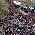 Sciopero e caos in Catalogna: trattori bloccano l'autostrada, centinaia di migliaia in piazza contro le violenze