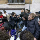 Tensione alla Sapienza, studenti protestano contro la guerra in Medio Oriente. «Cariche della polizia, feriti diversi ragazzi»