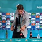 Locatelli e lo sfottò a Cristiano Ronaldo: l'attaccante sposta la Coca-Cola, ma il siparietto è tutto da ridere