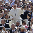 Sorpresa a piazza San Pietro, il Papa fa salire 6 bambini sulla “papamobile”