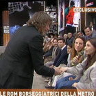 Cruciani a Dritto e Rovescio bacia la mano alla borseggiatrice di Milano: il botta e risposta sorprende tutti