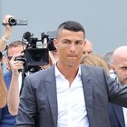 Cristiano Ronaldo, pomeriggio di shopping a Milano con Georgina in via Montenapoleone