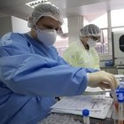 Coronavirus, il rischio di una “guerra dei vaccini”: «Per produrne 7 miliardi di dosi ci vorranno anni e i prezzi voleranno»