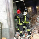 Milano, esplosione in palazzo: 6 feriti, uno grave. Coinvolti tre piani, ipotesi fuga gas