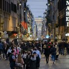 Roma, vie dello shopping a numero chiuso: «O sarà zona rossa»