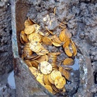 Tesoro di monete d'oro romane ritrovate vicino Norwich. Gli esperti: «Una scoperta eccezionale»