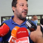 Matteo Salvini dopo il voto a Milano: «Non ho sanificato le mani? Ciumbia, lo farò subito»