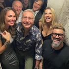 Ilary Blasi, irriconoscibile nella foto di gruppo al compleanno vip. I fan: «Cosa le è successo?»