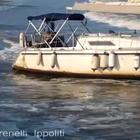 Torna a navigare la barca che si era arenata sulla spiaggia di Fiumicino