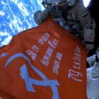 Nello spazio sventola la bandiera della vittoria dell'Urss: l'ha esposta il cosmonauta del partito di Putin che farà un'Eva con Samantha Cristoforetti