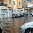 Maltempo a Roma, strade come fiumi a Ostia: allagamenti e traffico in tilt