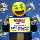 Gioca per la prima volta e con due spiccioli centra la vincita record alla lotteria (476 milioni): «Mi ha attratto il jackpot in tabaccheria»