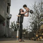 Bimbo e papà senza arti, ecco la foto simbolo del dramma siriano: vince il “Siena photo awards”