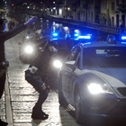 Poliziotti arrestati per tortura a Verona, altri 17 agenti indagati. Piantedosi: «Violenze di enorme gravità»