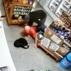 Ladro ucciso dalla cassiera durante la rapina al supermercato: «Legittima difesa» VIDEO CHOC