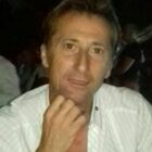 AstraZeneca, uomo di 54 anni muore di trombosi dopo prima dose. Il figlio: «Mio padre era sano»
