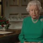 L'abito della Regina Elisabetta non è passato inosservato ai social