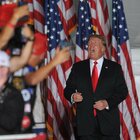 Donald Trump attacca Biden: «Usa sul baratro, vinceremo il Midterm»