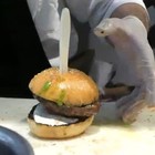 Il boccone dell'hamburger gli va di traverso, bagnino soffoca e muore