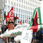 Alitalia, odissea passeggeri: «Bagagli restano a terra». La vertenza dei dipendenti trasforma i viaggi in incubo