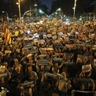 Migliaia di persone in piazza a Barcellona per denunciare arresto dirigenti