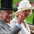 Re Carlo ha il cancro, «Camilla è sola sul trono»: le similitudini con la regina Elisabetta stupiscono e quel gesto che le accomuna