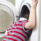 Bimbo di 3 anni gioca a nascondino, finisce dentro la lavatrice e muore per asfissia