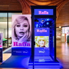 Raffaella Carrà, la docuserie «Raffa» celebrata con una discoteca in miniatura
