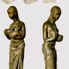 Statua di donna che allatta in piazza a Milano: scoppia la bufera