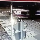 Ambulanza travolta dal treno in corsa al passaggio al livello: morto il medico e un infermiere VIDEO CHOC