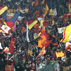 Roma, cori blasfemi allo stadio durante l'inno dell'Europa League. Suor Paola: «La società va multata»
