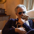 Andrea Bocelli ha perso il suo cane: «Pallina dispersa in mare». L'appello social per ritrovarlo FOTO