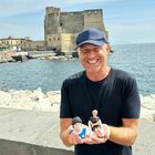 Rudy Zerbi scatenato a Napoli, l'omaggio a Sabrina: «Questa è la pizza Ferilli»
