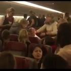 Paura sull'aereo, passeggero ubriaco tenta di aprire il portellone: impacchettato con il domopak